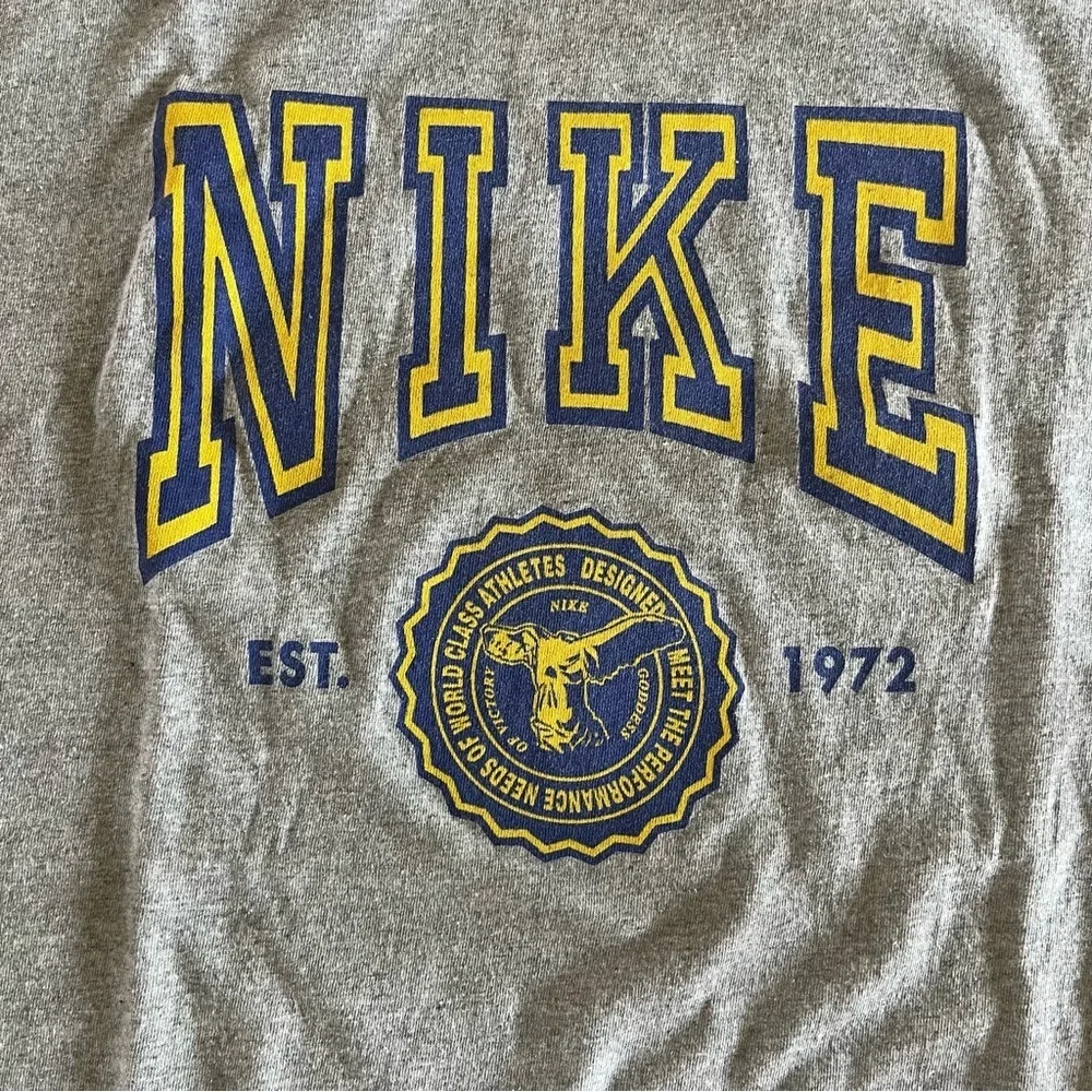 Vintage NIKE Men's Heather Gray Tee Shirt with Yellow and blue Accents Sz XL TG